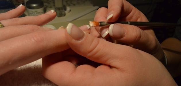 طريقة إزالة غراء الأظافر الاصطناعية